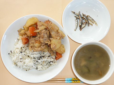 肉じゃがと納豆汁とひじきご飯
