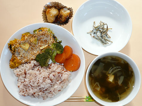 かぼちゃのスコップコロッケと蒸し野菜とワカメのスープと赤米ご飯とデザート