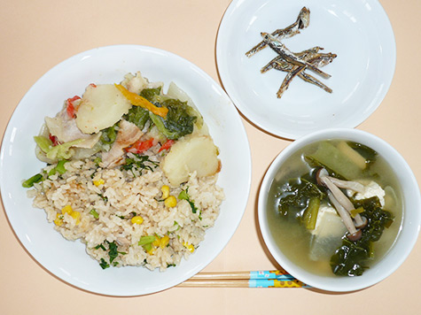じゃが芋とベーコンのソテーとツナピラフと大根・かつお菜の味噌汁