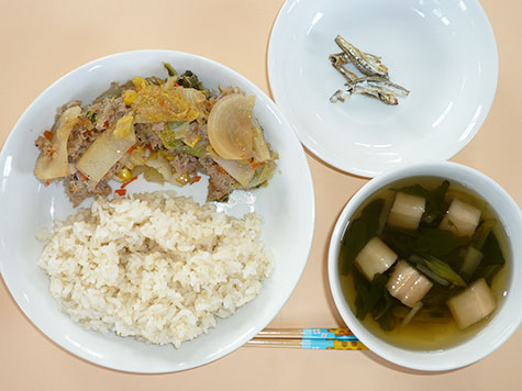 白菜と挽肉の重ね煮と春菊・麩のすまし汁とごはん