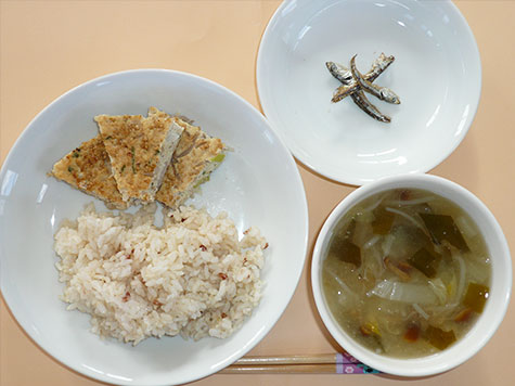 豆腐入り松風焼きとなめこの味噌汁とごはん