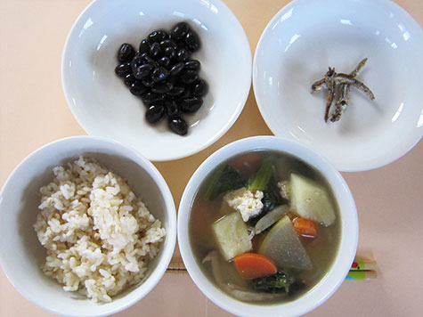 味噌けんちん汁ともち麦ご飯と黒豆