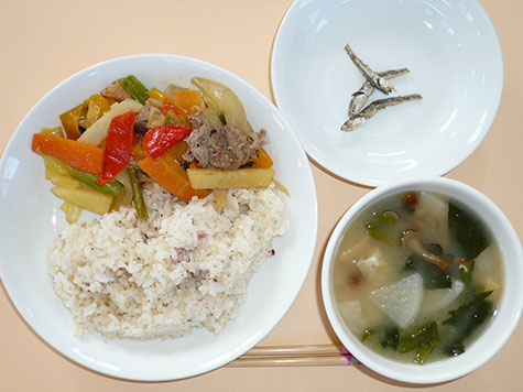 肉野菜炒めと納豆汁とごはん