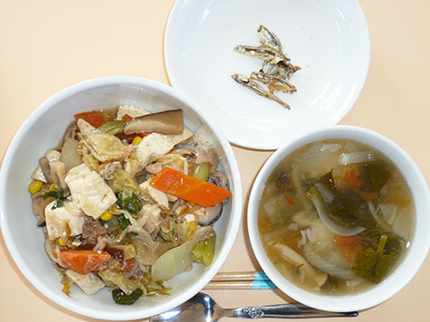 豆腐の中華煮丼と玉葱・しめじのトマトスープ