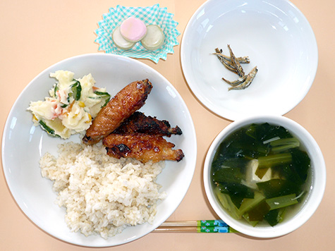 手羽中の甘辛和えとポテトサラダとわかめスープとご飯とデザート