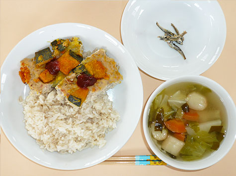 ごちそうミートローフと春キャベツ・わかめの味噌汁とごはん