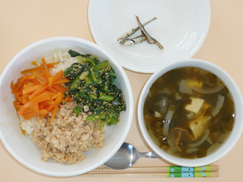 三色丼と豆腐・わかめのスープ