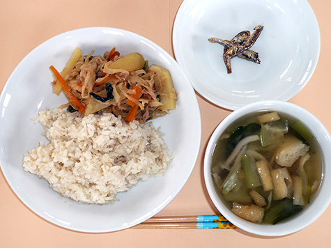 切り干し大根の煮物と新ごぼうの味噌汁ともち麦ごはん