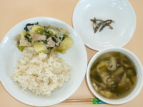 ジャーマンポテトと豆腐・ニラのスープとごはん