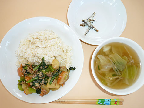 青菜のにんにく炒めと春キャベツ・もやしのスープとごはん