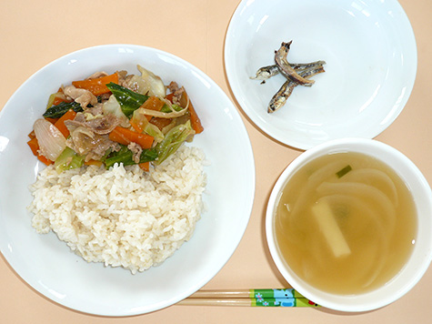 野菜炒めと玉葱・じゃが芋の味噌汁とごはん