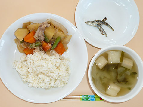 肉じゃがと焼麩・ワカメの味噌汁とごはん