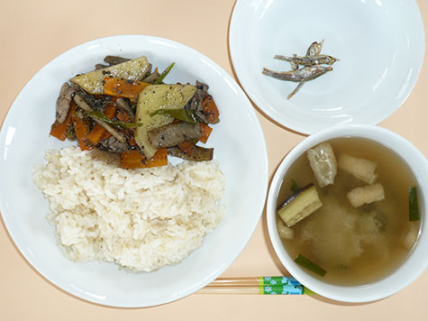 きんぴら風炒めと茄子・ニラの味噌汁とごはん