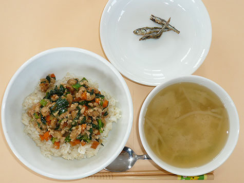 納豆丼ともやし・えのきの味噌汁