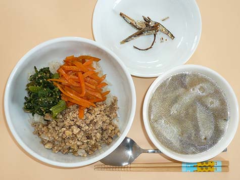 三色丼と茄子・オクラのスープ