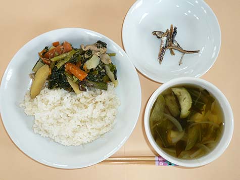 空心菜の炒め物と豆腐・わかめのお吸い物とごはん