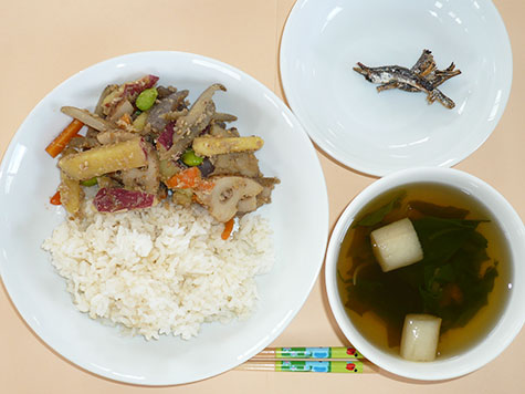 根菜の味噌炒めとほうれん草・麩のすまし汁とごはん