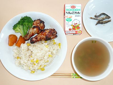 手羽元のあぶり焼きと温野菜とオクラのスープとコーンピラフとリンゴジュース