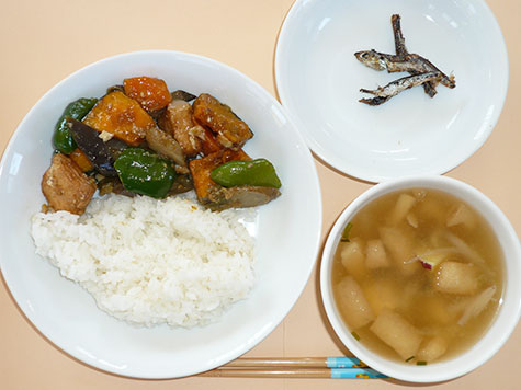 チーム野菜の甘辛炒めとさつまいもの味噌汁とごはん