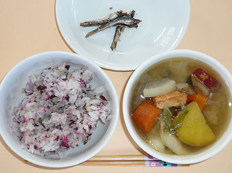 豚汁と赤しそ梅ごはん
