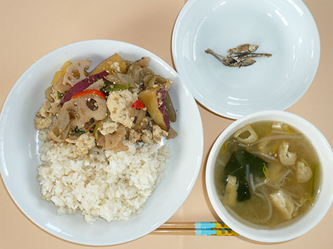 さつまいもの炒め物と小松菜・もやしの味噌汁とごはん