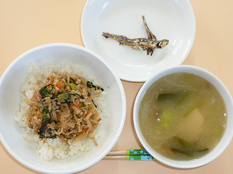 そぼろ納豆丼と里芋・なめこの味噌汁
