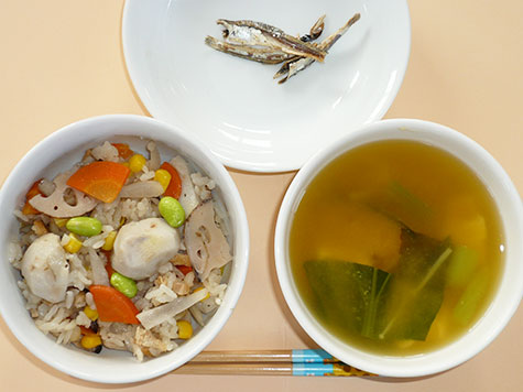 吹き寄せごはんとかぼちゃ・小松菜の味噌汁