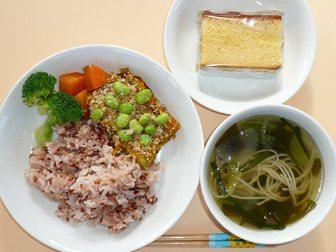 かぼちゃのスコップコロッケと蒸し野菜と素麺スープと赤米ごはんとデザート