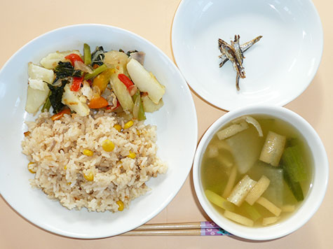 じゃが芋とベーコンのソテーと大根の味噌汁とツナピラフ