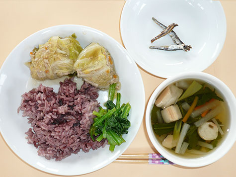 白菜と挽肉の重ね煮と春菊・麩のすまし汁と小松菜の和え物と黒米ごはんん