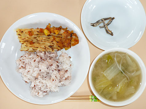 シェパーズパイと白菜・揚げの味噌汁と赤米ごはん