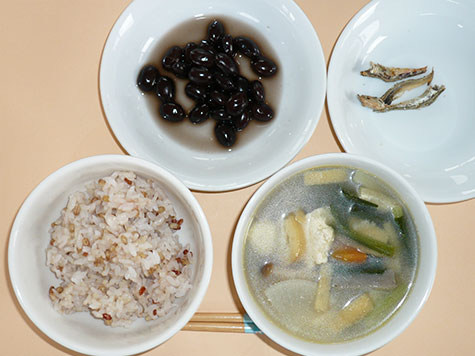 味噌けんちん汁と黒豆ともち麦ごはん