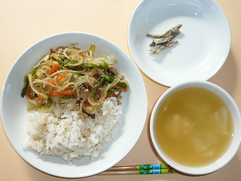 チャプチェと大根・豆腐の味噌汁ともち麦ごはん