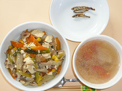 豆腐の中華煮丼と玉葱・しめじのトマトスープ