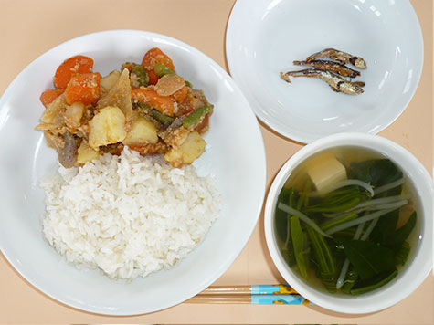 カレー肉じゃがとほうれん草・もやしのすまし汁ともち麦ごはん