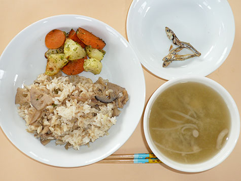そぼろ蓮根の混ぜご飯とじゃが芋の青のり炒めと豆腐の味噌汁