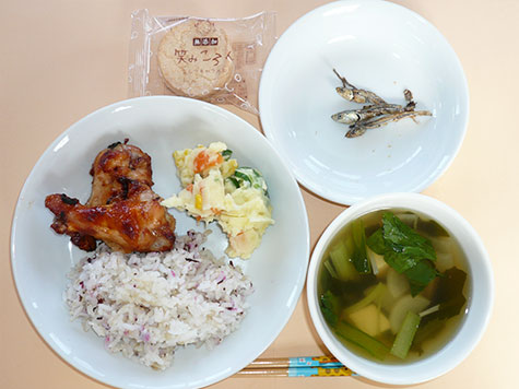 チキンの甘辛和えとポテトサラダとわかめスープとしそごはん