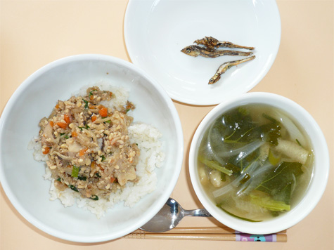 スタミナ納豆丼と春野菜の味噌汁