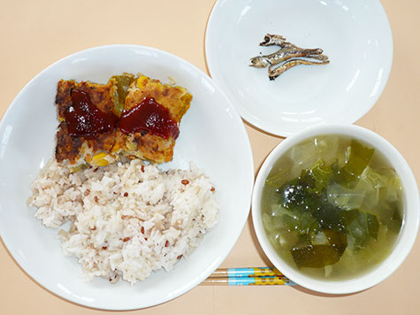 ごちそうミートローフと春野菜・ワカメの味噌汁ともち麦ごはん