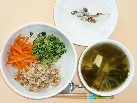 三色丼と豆腐・わかめのスープ