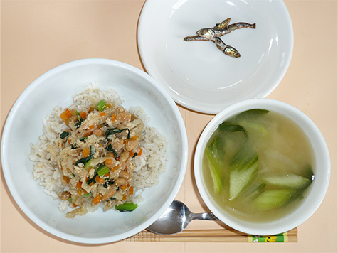 納豆丼とじゃが芋・青梗菜の味噌汁