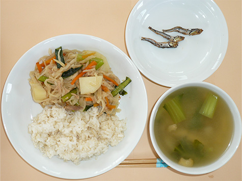 切干し大根の煮物と新ごぼう・しめじの味噌汁とごはん