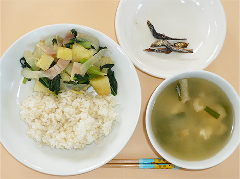 ジャーマンポテトと豆腐・ニラの味噌汁とごはん