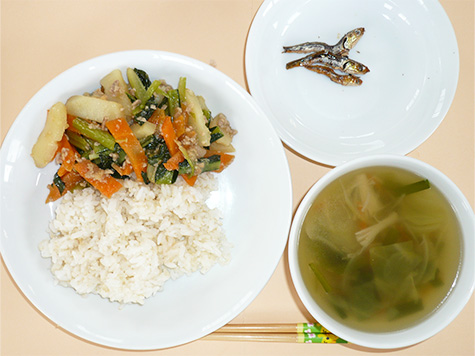 青菜のにんにく炒めと春キャベツ・ニラのスープとごはん