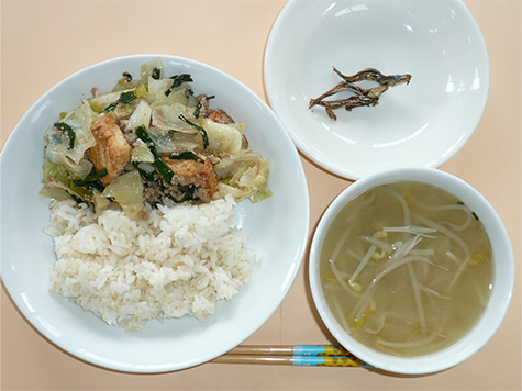 厚揚げの炒め物とえのき・もやしの味噌汁とごはん