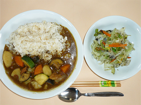 旬の野菜カレーとキャベツサラダ