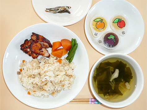 五目寿司と鶏の照り焼きと温野菜とお吸い物とデザート