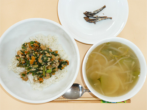 納豆丼とじゃが芋・えのきの味噌汁