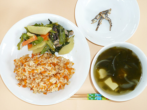 つるむらさきの炒め物とわかめの吸い物と人参ごはん