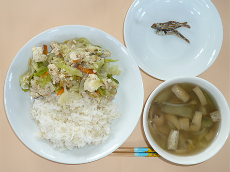 キャベツチャンプルーと茄子・揚げの味噌汁とごはん